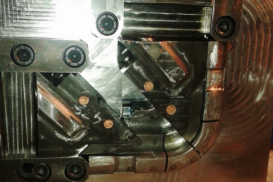 konstrukcja suwakowa formy wtryskowej