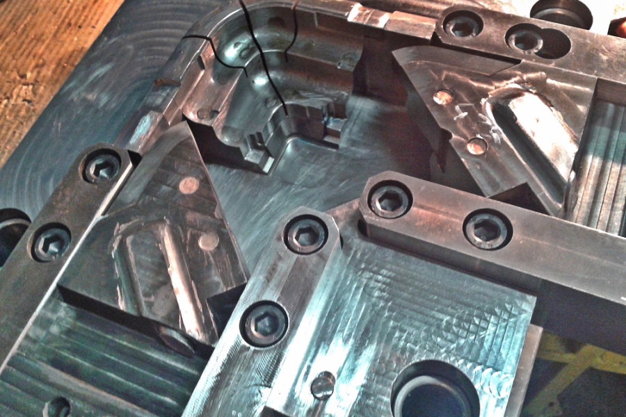 konstrukcja suwakowa formy wtryskowej